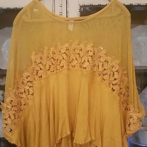 Flowy shirt with floral details